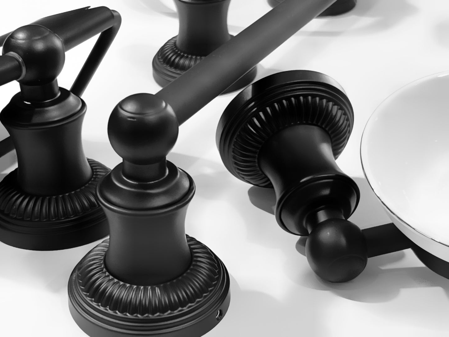 סט אביזרי אמבטיה עגול פסים עדינים שחור מט קומפלט AB