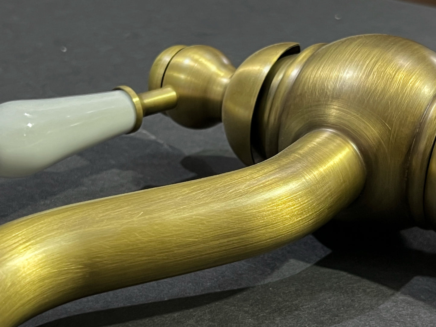 ברז פרח יוקרתי לכיור רחצה ברונזה וקרמיקה לבן AB